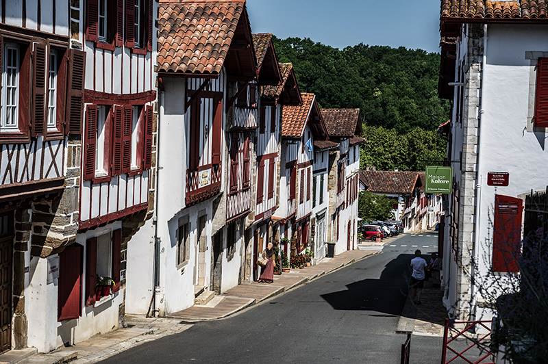Rangée de maisons à La Bastide-Clairence