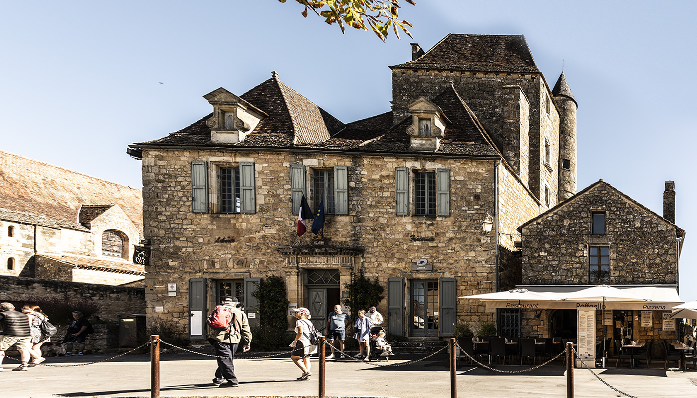 Place du marché et église de Domme