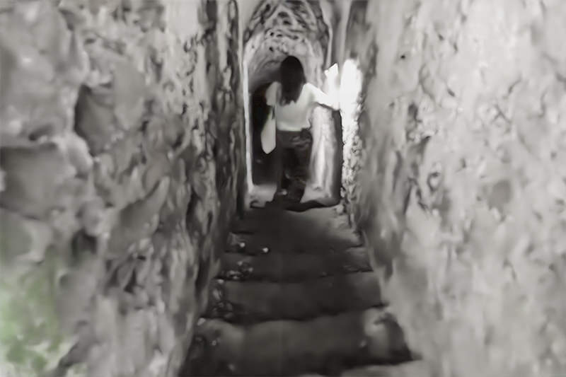 Descente dans le passage de liaison médiéval de la forteresse | © Bert Schwarz 2026