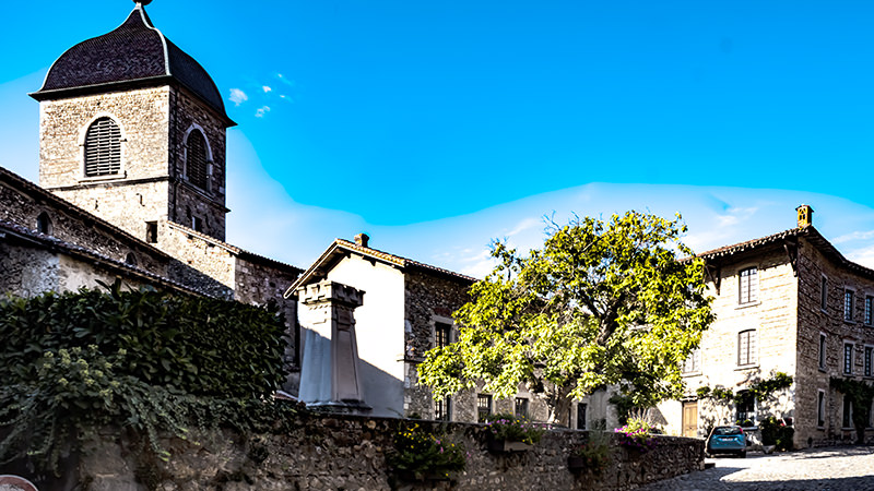 Scène de rue à Pérouges