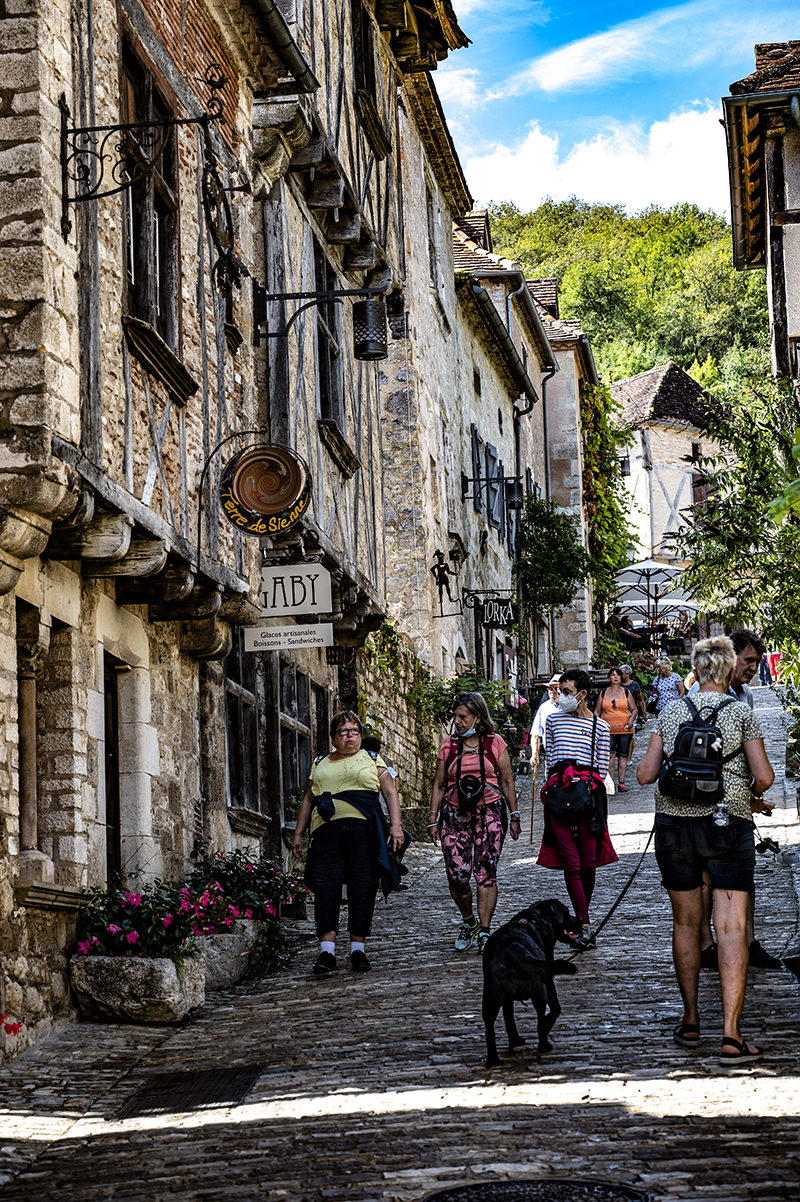 Boutiques et arcades à Saint-Cirq-Lapopie