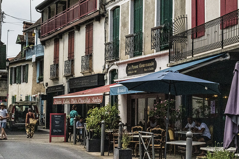 De petits restaurants invitent à s'attarder. | © Bert Schwarz 2026