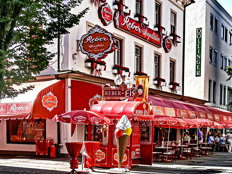 Rue commerçante et boutiques traditionnelles à Bad Reichenhall