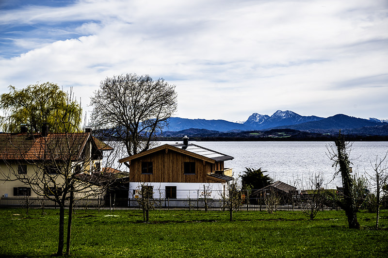 Idylle sur le rivage de la Fraueninsel avec vue sur les Alpes