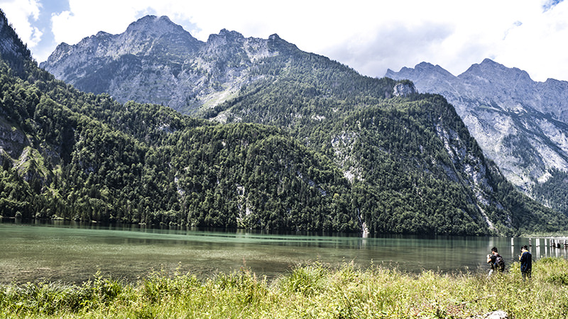 Montagnes, lac et randonneurs au lac Königssee
