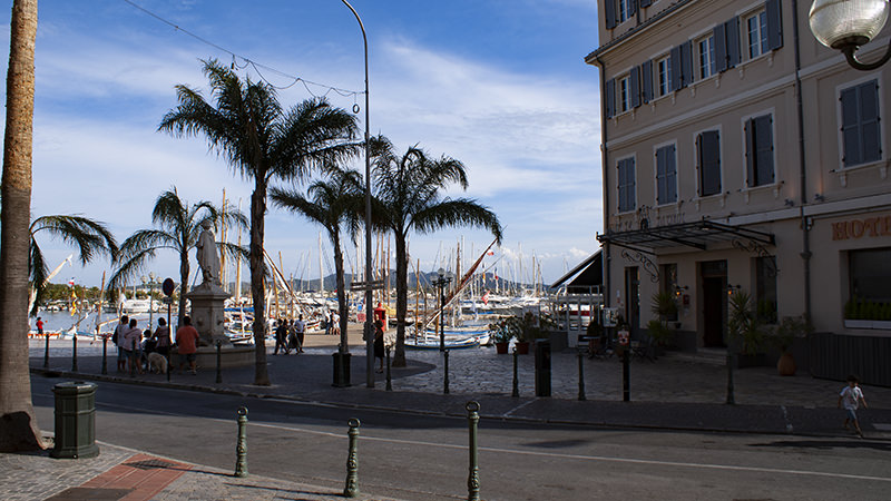 Vue du port de Sanary-sur-Mer