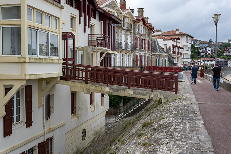 Maisons près de la digue