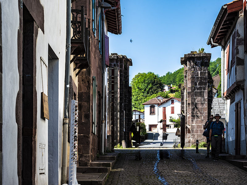 Scène de rue avec maisons à Saint-Jean-Pied-de-Port