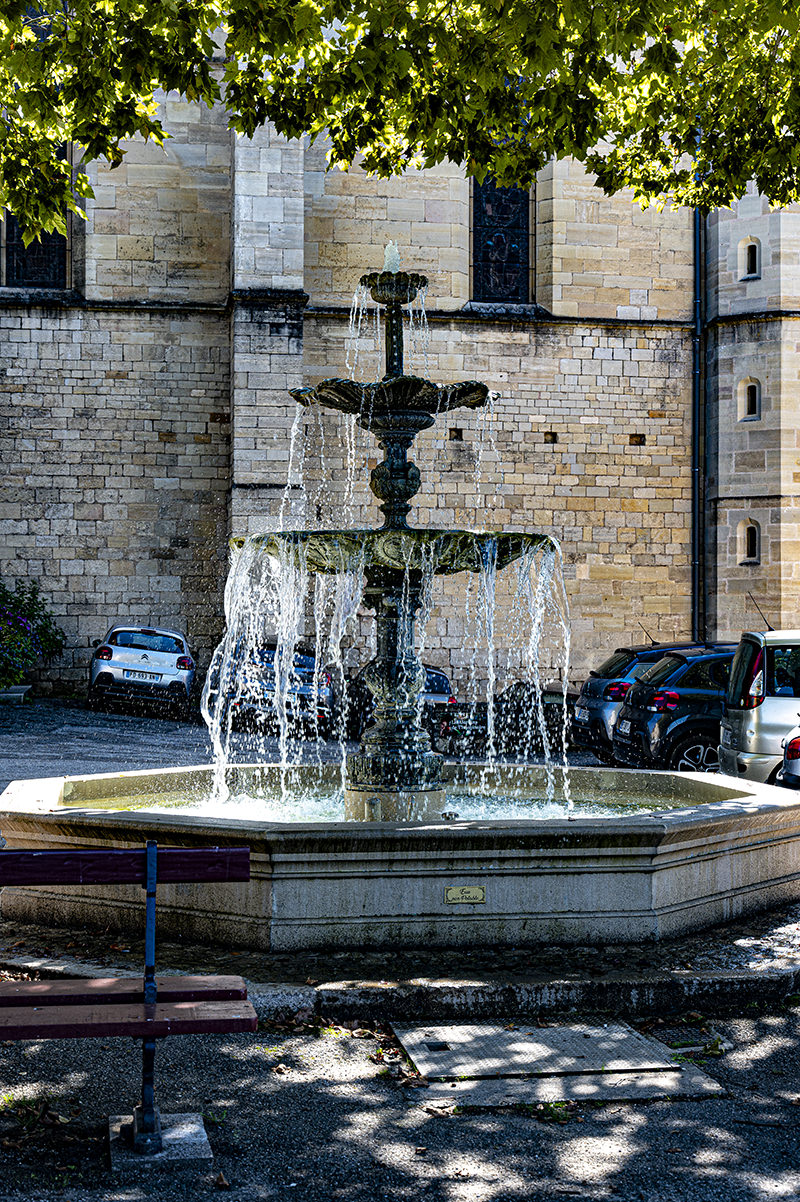 Fontaine sur la Place Bouquier
