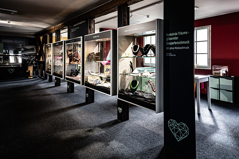Bijoux de verre exclusifs | © Bert Schwarz 2025