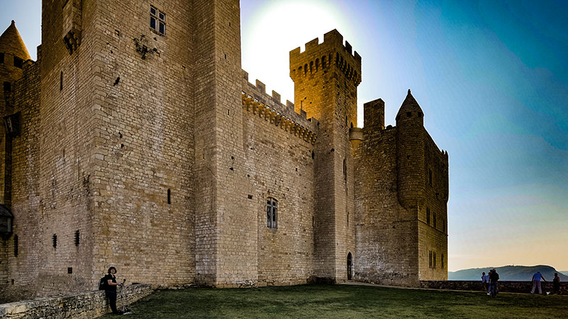 Le château de Beynac au-dessus de la Dordogne