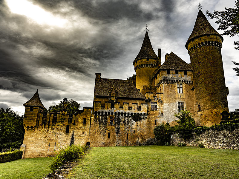 Le magnifique portail du château de Puymartin