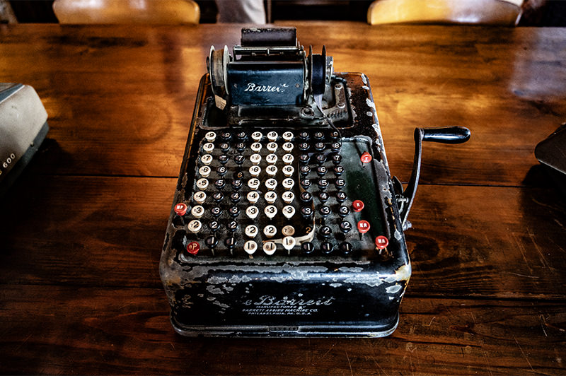 Bücherei, Schreibtisch, Tischrechner | © Bert Schwarz 2023