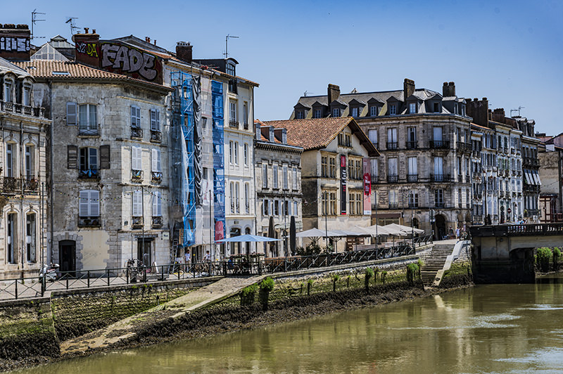 Vieux Bayonne au bord du quai | © Bert Schwarz 2026