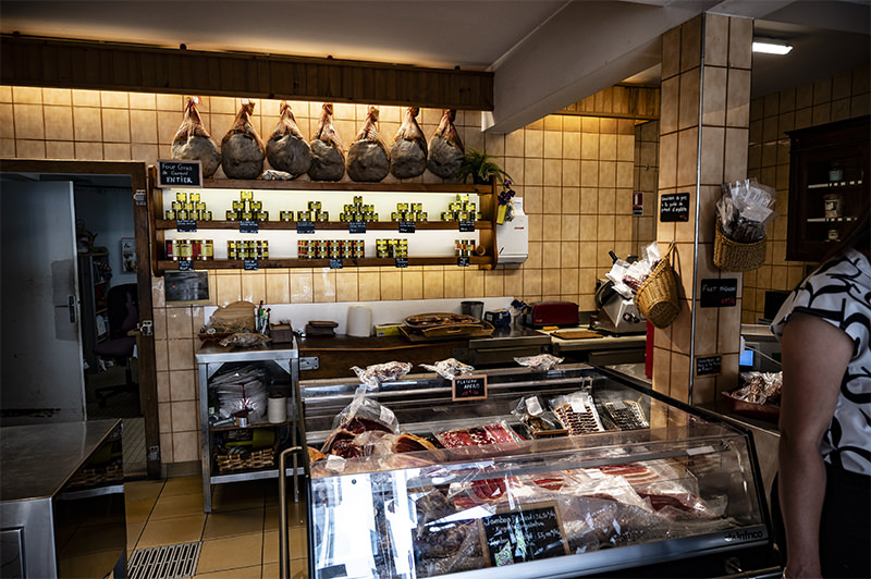 Boutique avec jambon de Bayonne | © Bert Schwarz 2026