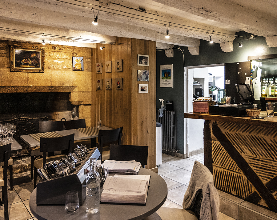 Salle de restaurant, chaises, tables, bar | © Bert Schwarz 2022