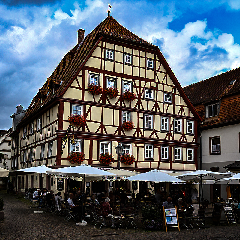 Auberge Schönbrunnen, clients sous les parasols | © Bert Schwarz 2025