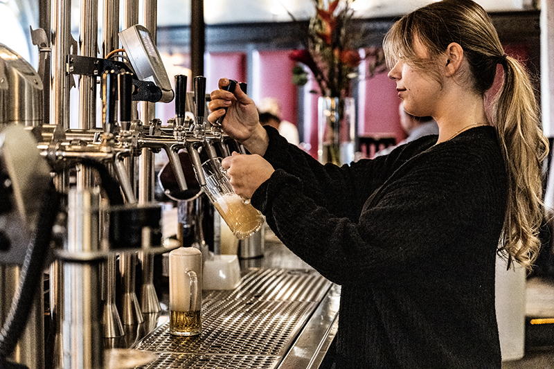 Tirage de bière et hospitalité | © Bert Schwarz 2025