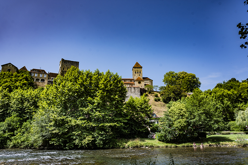 Häuser, Fluss, Bäume, Sauveterre-de-Bearn | © Bert Schwarz 2025
