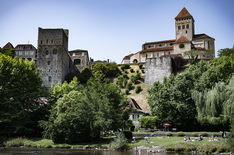 Fluss, Bäume, Kirche, Befestigungsanlage, Sauveterre-de-Bearn | © Bert Schwarz 2025