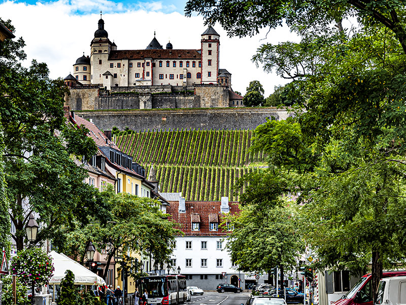 Strasse, Häuser, Restaurants | © Bert Schwarz 2024