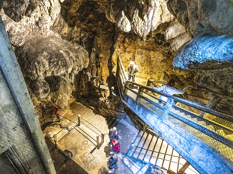 Descente dans la grotte | © Bert Schwarz 2022