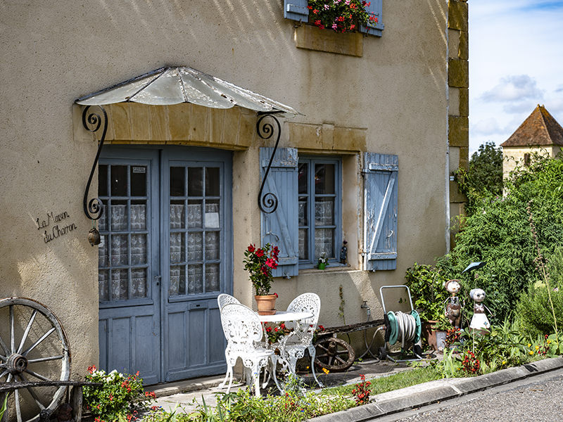 Maison, entrée, jardin de devant, chaises de jardin | © Bert Schwarz 2021