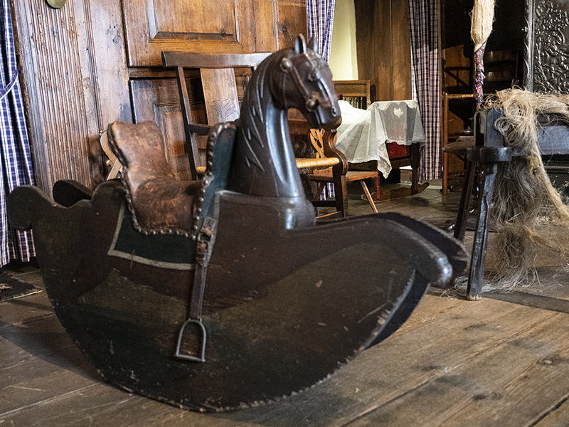 Cheval à bascule au musée | © Bert Schwarz 2026