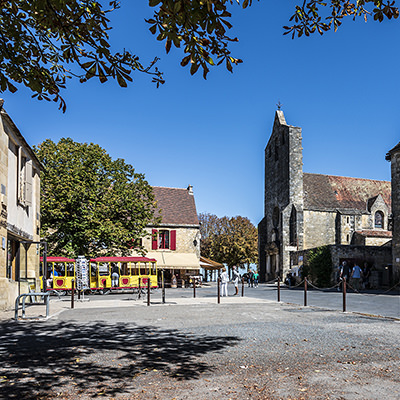Place des Halles à Domme
