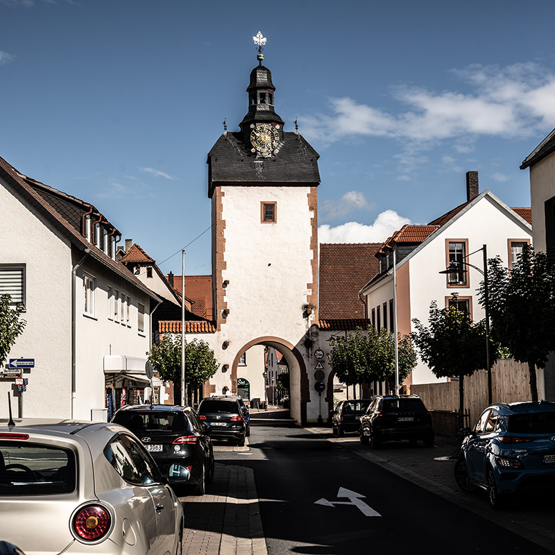 Strasse, Häuser, Bäume | © Bert Schwarz 2024