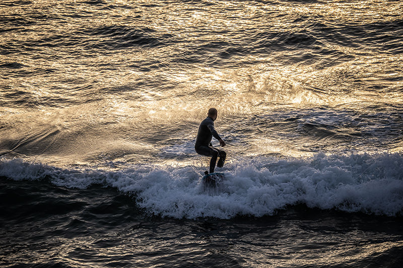 Surf au coucher du soleil