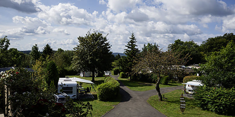 Le camping est caché dans la verdure