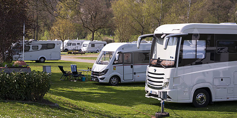 Camper directement au bord du Main