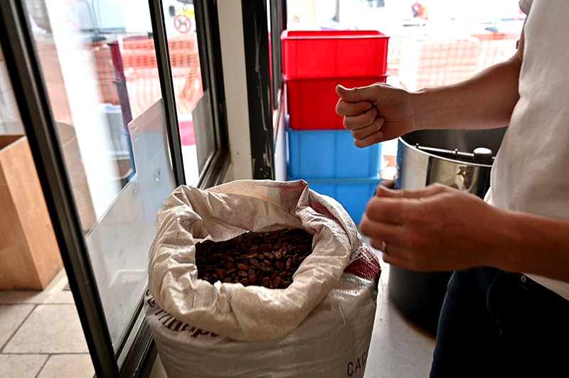 Kakaobohnen, Sack, Mann | © Bert Schwarz 2025