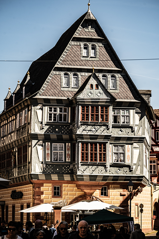 Restaurant, Stühle, Tische, Strasse | © Bert Schwarz 2025