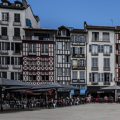 Bayonne, Traditionelle Häuser, Platz, Cafés | © Bert Schwarz 2023