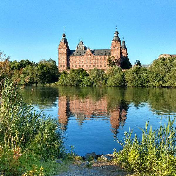 Schloss, Fluss, Ufer, Wald | © Bert Schwarz 2017