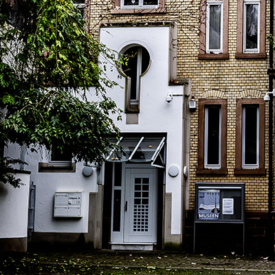 Haus, Eingangstür, Baum | © Bert Schwarz 2024